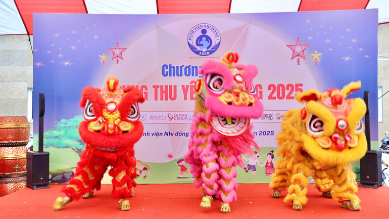 Tiết mục múa lân mang đến không khí Trung thu cho bệnh nhi đang điều trị. img-3185.jpg