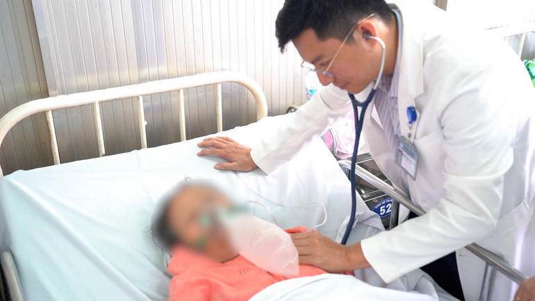Bác sĩ Sơn thăm khám cho bệnh nhân B. sau ca cấp cứu về tim. 1.jpg
