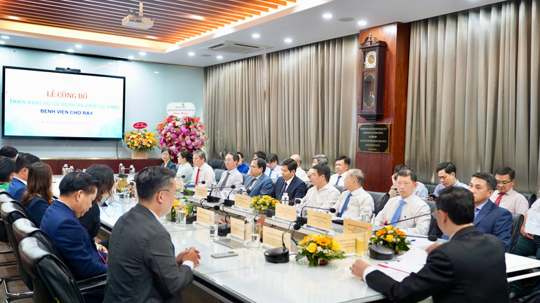 Lãnh đạo Bộ Y tế dự lễ công bố triển khai bệnh án điện tử tại Bệnh viện Chợ Rẫy. dsc09336.jpg
