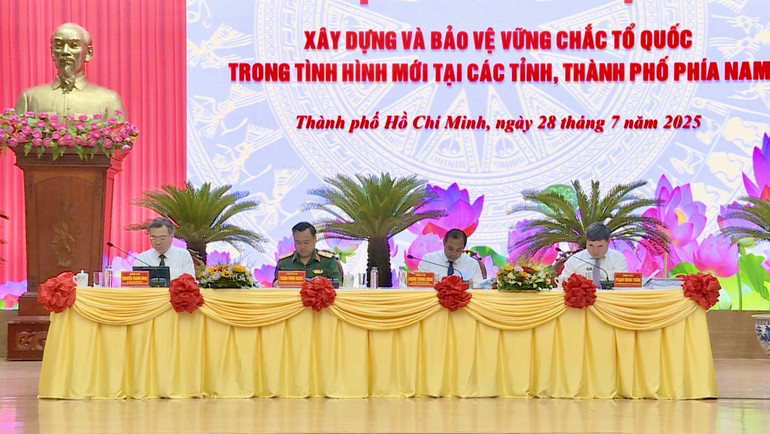Các đại biểu lãnh đạo chủ trì hội thảo khoa học. anh-chup-man-hinh-2025-07-28-luc-174956.jpg