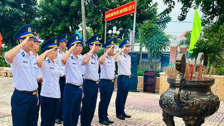 Cán bộ, chiến sĩ Vùng Cảnh sát biển 3 dâng hương tri ân Ngày Thương binh-Liệt sĩ 27/7. can-bo-chien-sy-btl-vung-csb-3-tham-nen-tri-an-tai-dai-tuong-niem-liet-si-cau-co-may.jpg