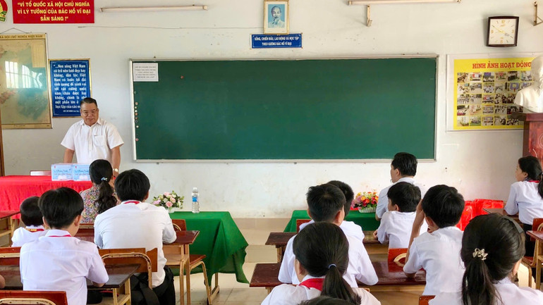 Đại diện Hội Hỗ trợ gia đình liệt sĩ Việt Nam trò chuyện cùng giáo viên và học sinh. img-2432.jpg