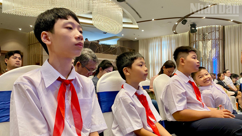 Các em nhỏ được hỗ trợ từ học bổng. ndo_tr_img-2455.jpg