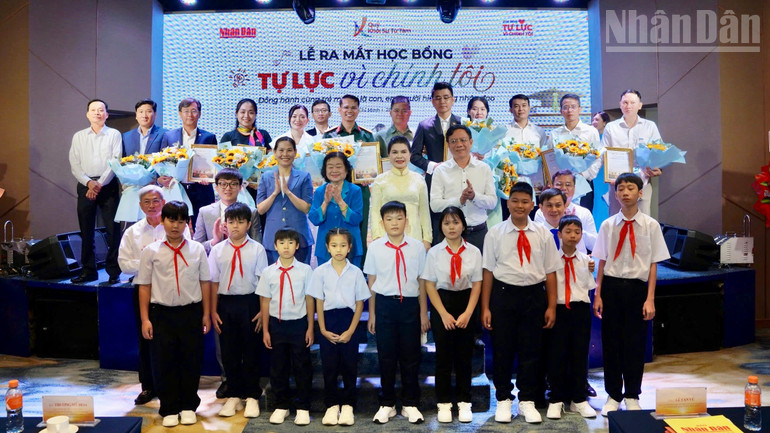 Các em nhỏ chụp ảnh lưu niệm cùng ban tổ chức và các mạnh thường quân. ndo_tr_img-2504.jpg