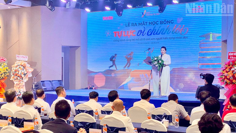 Đại diện Quỹ Khởi Sự Từ Tâm phát biểu tại lễ ra mắt học bổng. ndo_tr_img-2450.jpg