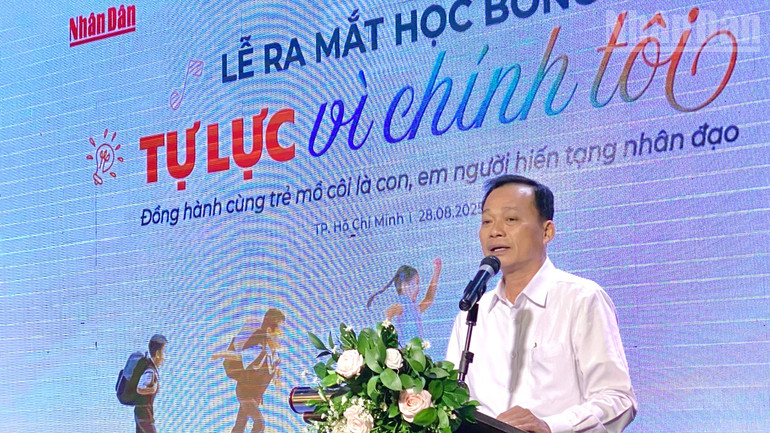 Ông Lê Tấn Vũ, Phó Trưởng đại diện Báo Nhân Dân tại khu vực miền nam phát biểu. ndo_tr_img-2473.jpg