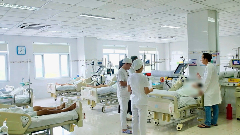 Y bác sĩ theo dõi sức khỏe một ca bị rắn cắn. img-2620.jpg