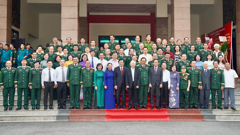Đại biểu chụp ảnh lưu niệm. img-2629.jpg