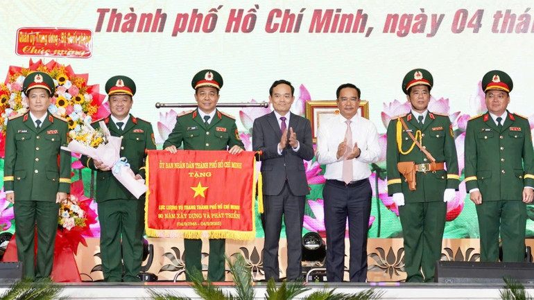 Lãnh đạo Thành ủy, Ủy ban nhân dân Thành phố Hồ Chí Minh tặng Cờ truyền thống cho lực lượng vũ trang Thành phố. img-2627.jpg