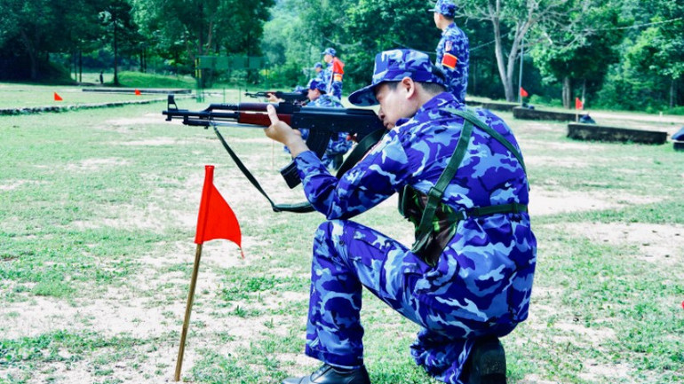Cảnh sát biển thực hành kiểm tra bắn súng AK-47. img-1119-3836.jpg
