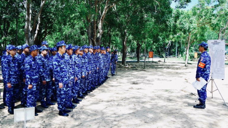Lực lượng Cảnh sát biển nghe quán triệt trước khi bắt đầu kiểm tra bắn đạn thật. img-1115-1570.jpg