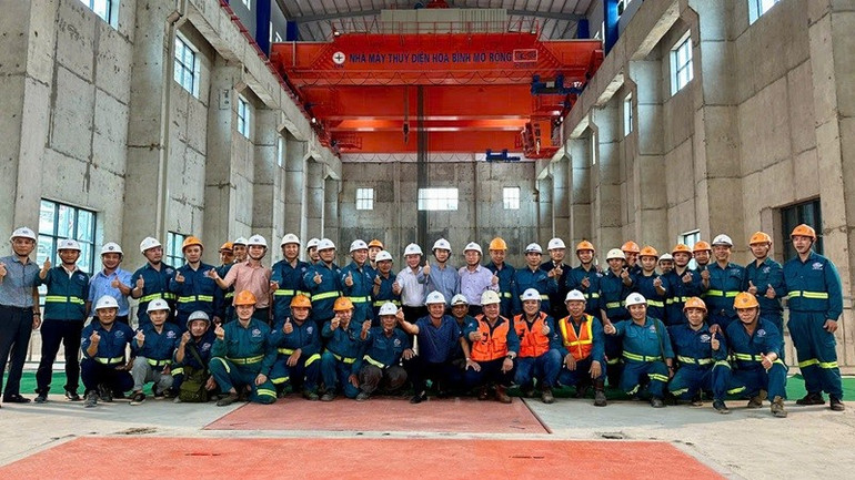 Các nhà thầu tham gia lắp đặt tổ máy 2. (Ảnh: VIỆT CƯỜNG) anh-4.jpg