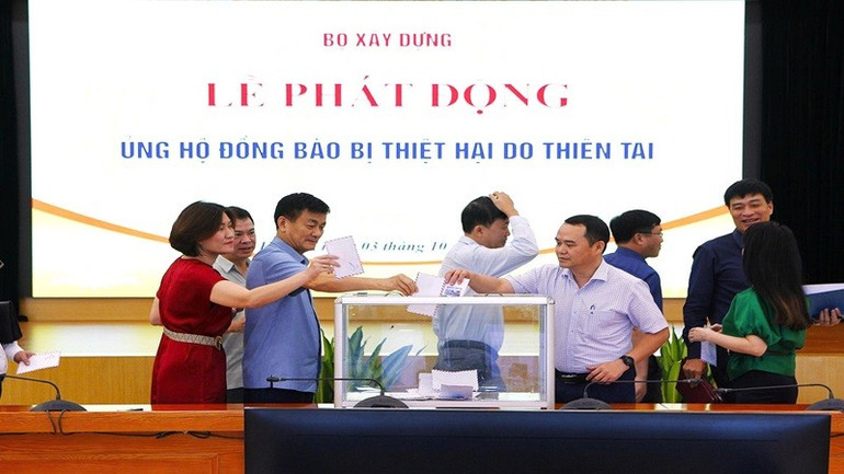 Cán bộ, công chức, viên chức của Bộ Xây dựng quyên góp, ủng hộ đồng bào bị thiệt hại do thiên tai. (Ảnh: KẾ TOẠI) anh-quyen-gop-2.jpg