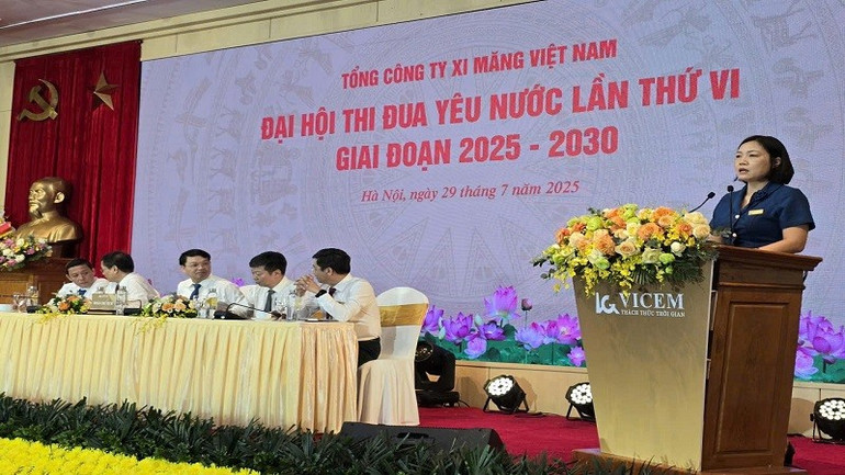 Phó trưởng Ban Thi đua khen thưởng Trung ương Đỗ Thúy Phượng phát biểu tại đại hội. (Ảnh: THANH TÂM) ba-thuy-phuong.jpg
