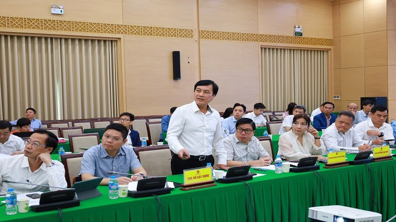 Trưởng phòng Quản lý hạ tầng cấp, thoát nước (Sở Xây dựng Hà Nội) Lê Văn Du đóng góp ý kiến tại tọa đàm. (Ảnh: THANH HƯƠNG) anh-du.jpg