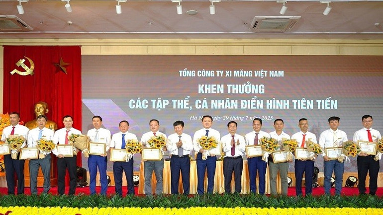 Trao tặng khen thưởng cho các cá nhân, tập thể tiêu biểu của VICEM. anh-trao-tang-khen-thuong.jpg