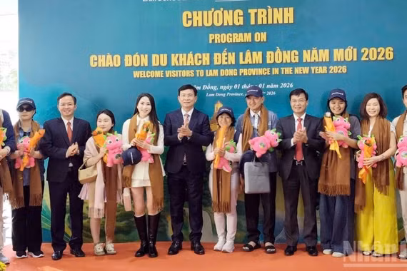 Lãnh đạo tỉnh Lâm Đồng và sở, ngành chào mừng những hành khách đầu tiên đến địa phương qua đường hàng không năm 2026.