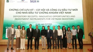 Các đại biểu chụp ảnh lưu niệm tại hội thảo.
