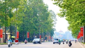 Dự án mở rộng tuyến đường Hùng Vương, phấn đấu hoàn thành trước ngày 15/8. (Ảnh: BẢO HÂN)