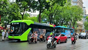 Hệ thống vận tải hành khách công cộng bằng xe buýt sẽ được điều chỉnh linh hoạt để phù hợp với phương án phân luồng giao thông. (Ảnh: BẢO THƯ)