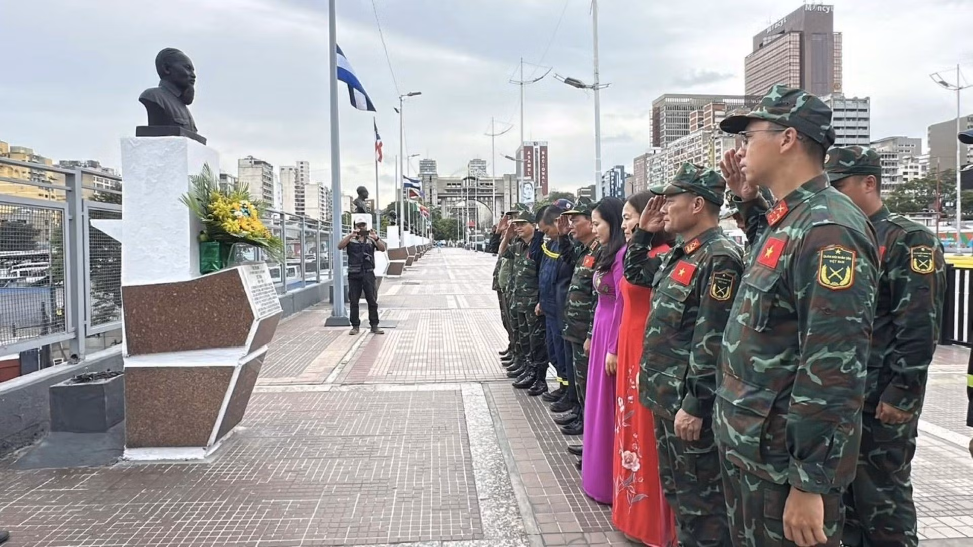 Đoàn cứu hộ, cứu nạn Việt Nam và cán bộ Đại sứ quán Việt Nam tại Venezuela dâng hoa tưởng nhớ Chủ tịch Hồ Chí Minh tại Tượng đài Hồ Chí Minh trên Đại lộ Simón Bolívar ở Thủ đô Caracas, Venezuela. (Ảnh: Đại sứ quán Việt Nam tại Venezuela)