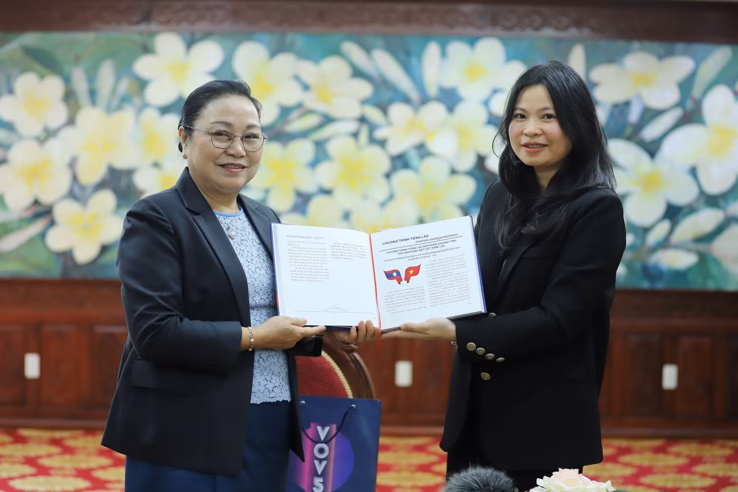 Đại sứ nước Cộng hòa Dân chủ Nhân dân Lào tại Việt Nam Khamphao Ernthavanh trao học bổng chương trình học tiếng Lào cho sinh viên Việt Nam. (Ảnh: Đại sứ quán Lào tại Việt Nam)