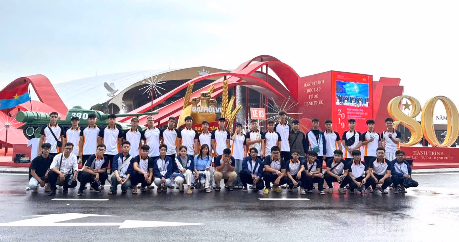 Chương trình tham quan, trải nghiệm Triển lãm 80 năm hành trình Độc lập-Tự do-Hạnh phúc là hoạt động nằm trong khuôn khổ nội dung Tuần sinh hoạt chính trị công dân đầu khóa học cho tân sinh viên khóa 76 Trường đại học Công nghệ Giao thông vận tải (UTT). 