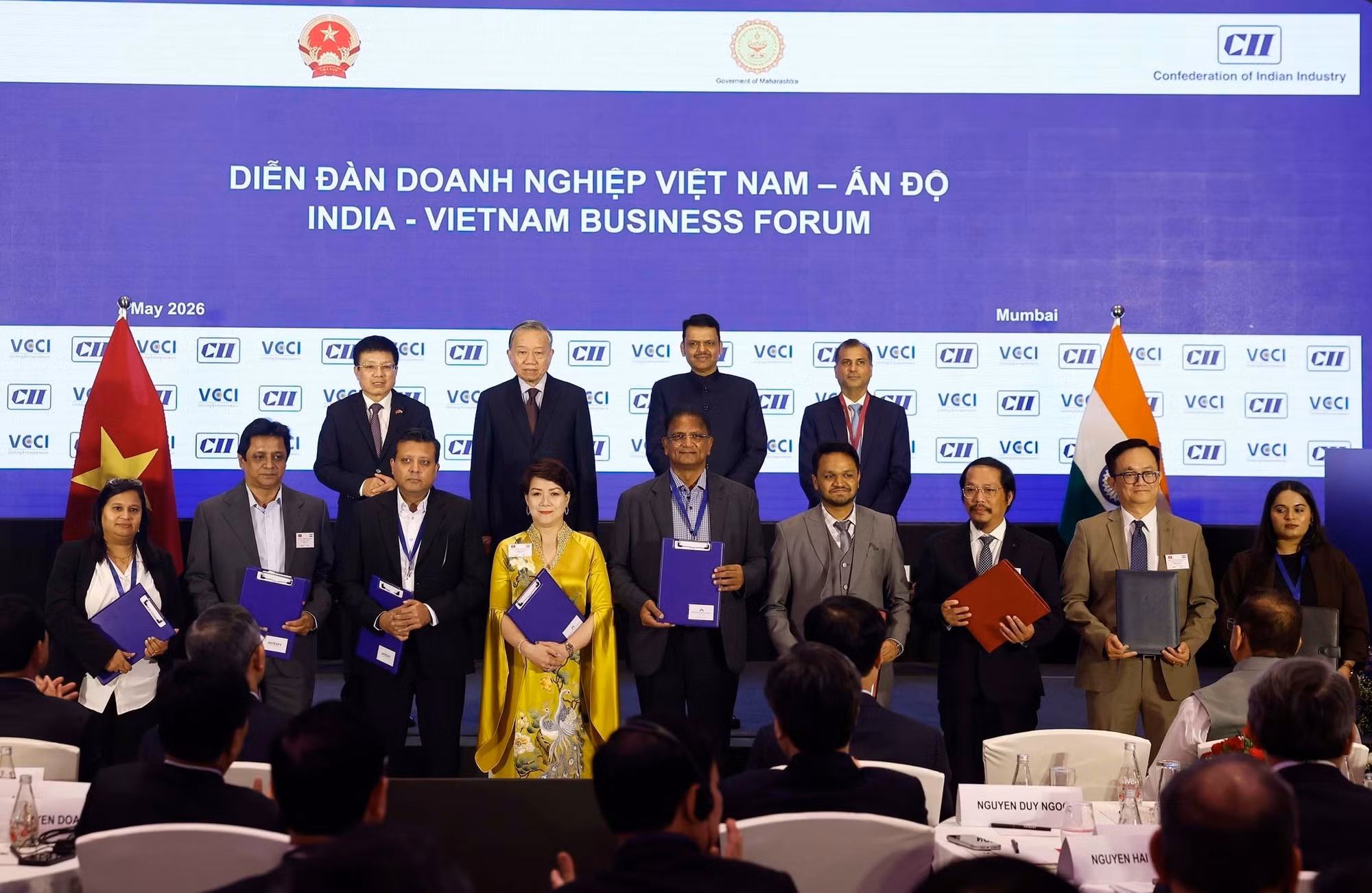 Tổng Bí thư, Chủ tịch nước Tô Lâm và Thủ hiến bang Maharashtra Devendra Fadnavis chứng kiến lễ trao các thỏa thuận hợp tác giữa hai nước. (Ảnh: Thống Nhất – TTXVN)
