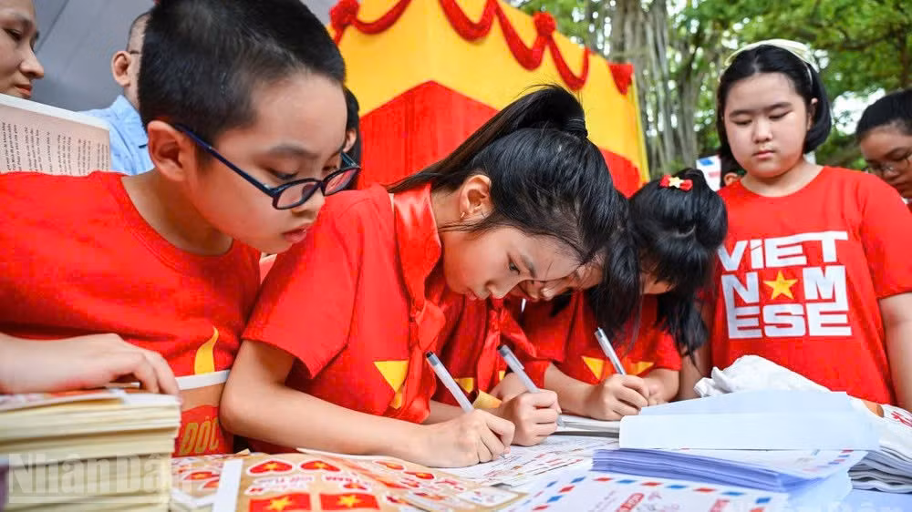 Các cháu thiếu nhi tham gia viết thư tay tại không gian triển lãm “Viết thư cho Tổ quốc”.