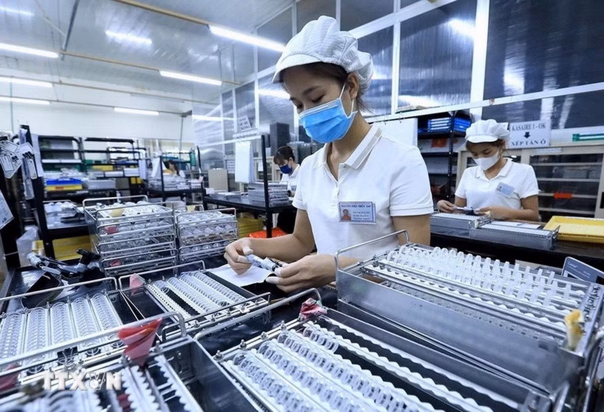 Công nhân làm việc tại một công ty có vốn FDI. (Ảnh: Tuấn Anh/TTXVN)