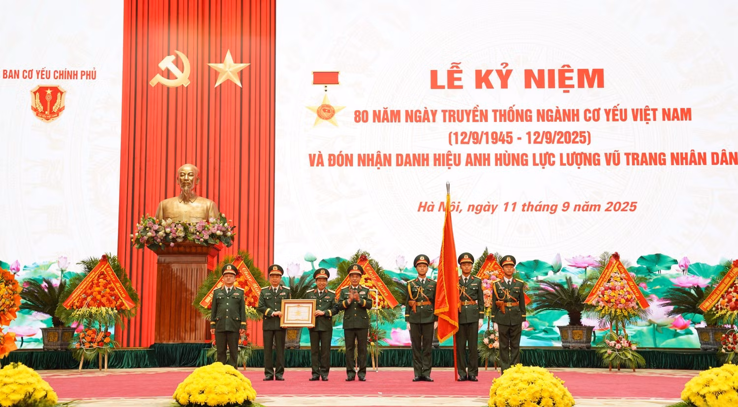 Đại tướng Phan Văn Giang, Ủy viên Bộ Chính trị, Phó Bí thư Quân ủy Trung ương, Bộ trưởng Quốc phòng trao tặng danh hiệu Anh hùng Lực lượng vũ trang nhân dân cho Ban Cơ yếu Chính phủ tại Lễ kỷ niệm 80 năm Ngày truyền thống ngành Cơ yếu.