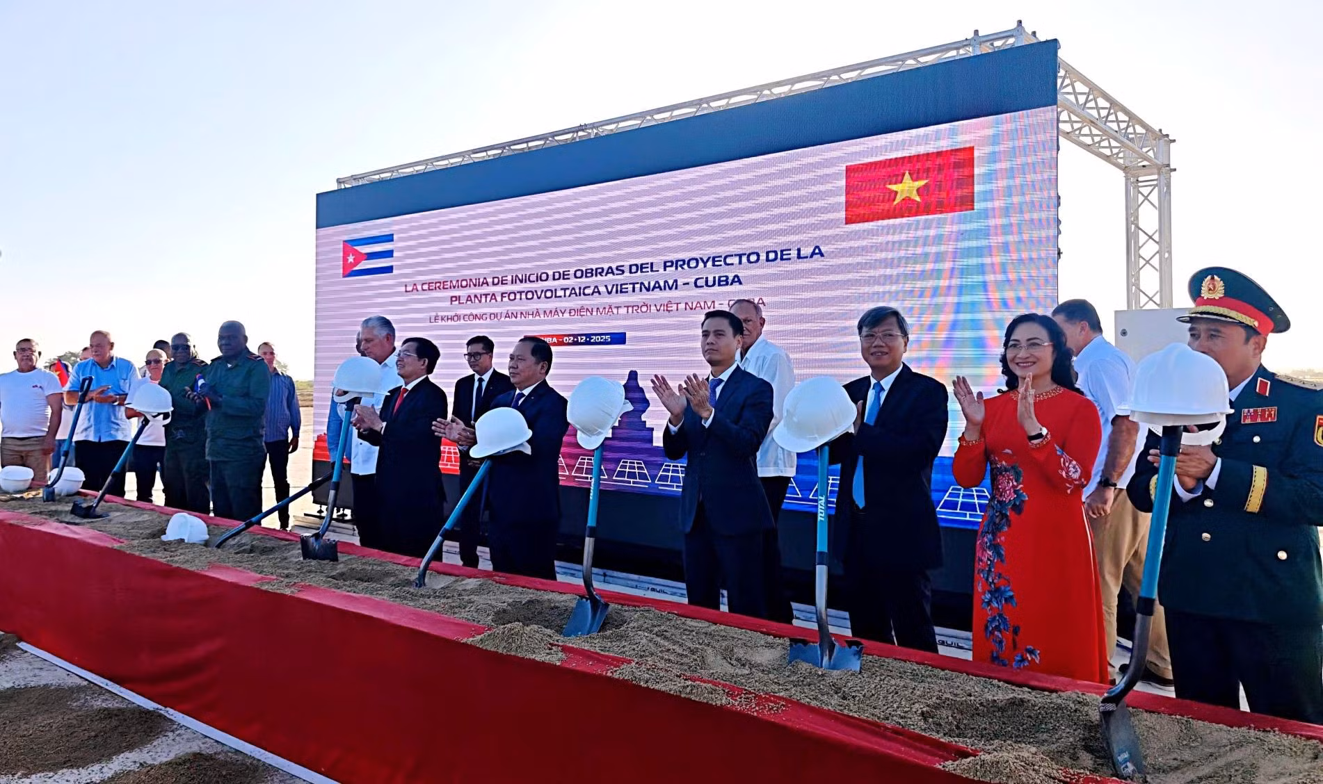 Bí thư thứ nhất, Chủ tịch nước Cuba Miguel Diaz-Canel Bermudez và Phó Thủ tướng Chính phủ Việt Nam Hồ Quốc Dũng cùng lãnh đạo hai nước đã tiến hành nghi thức động thổ Dự án Nhà máy điện mặt trời “Vista Alegre”. (Ảnh: Đại sứ quán Việt Nam tại Cuba)