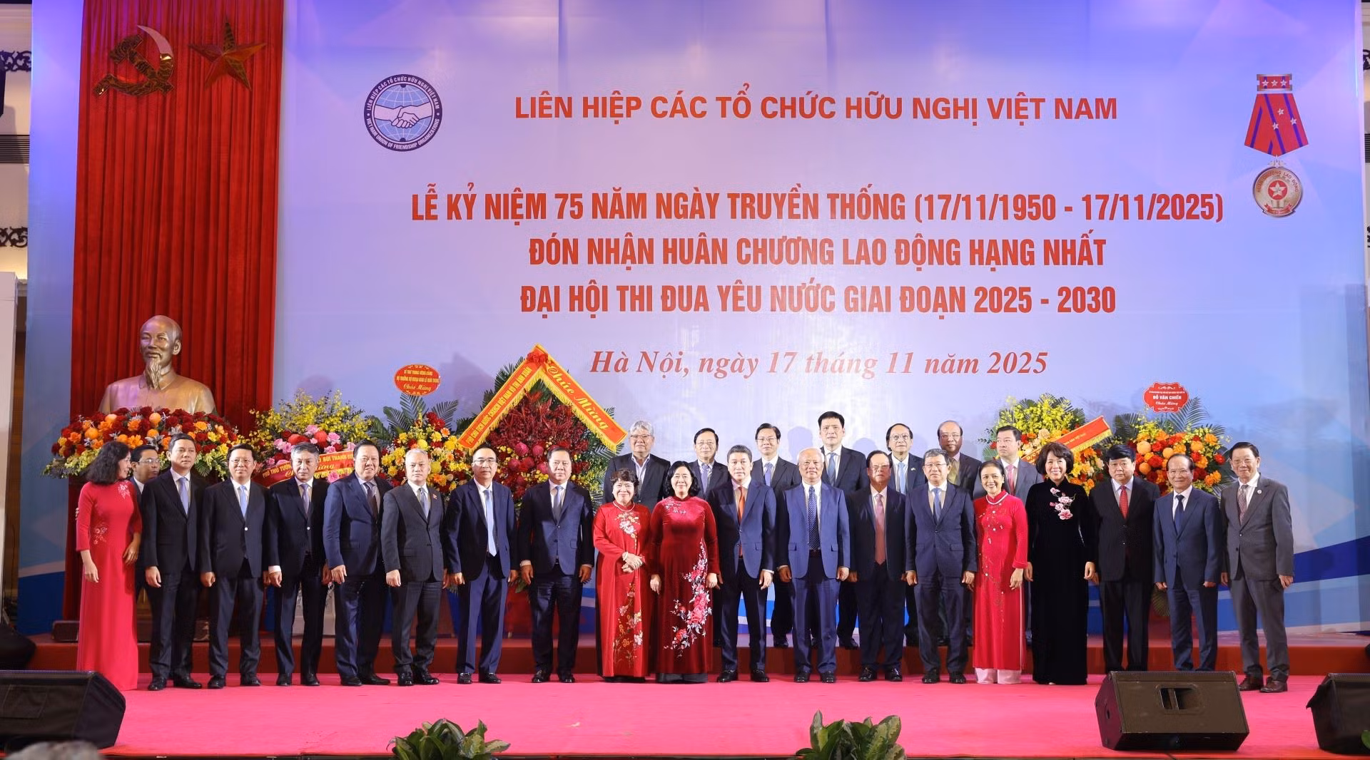 Các đại biểu chụp ảnh lưu niệm. (Ảnh: ĐINH HÒA)