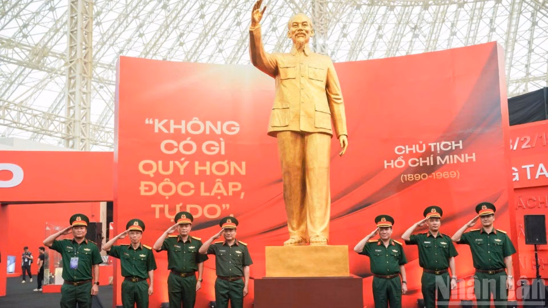 Những người lính “Bộ đội Cụ Hồ” trong không gian phân khu 1: Đảng Cộng sản Việt Nam ra đời - Bước ngoặt vĩ đại của lịch sử cách mạng Việt Nam tại Triển lãm “95 năm Cờ Đảng soi đường".