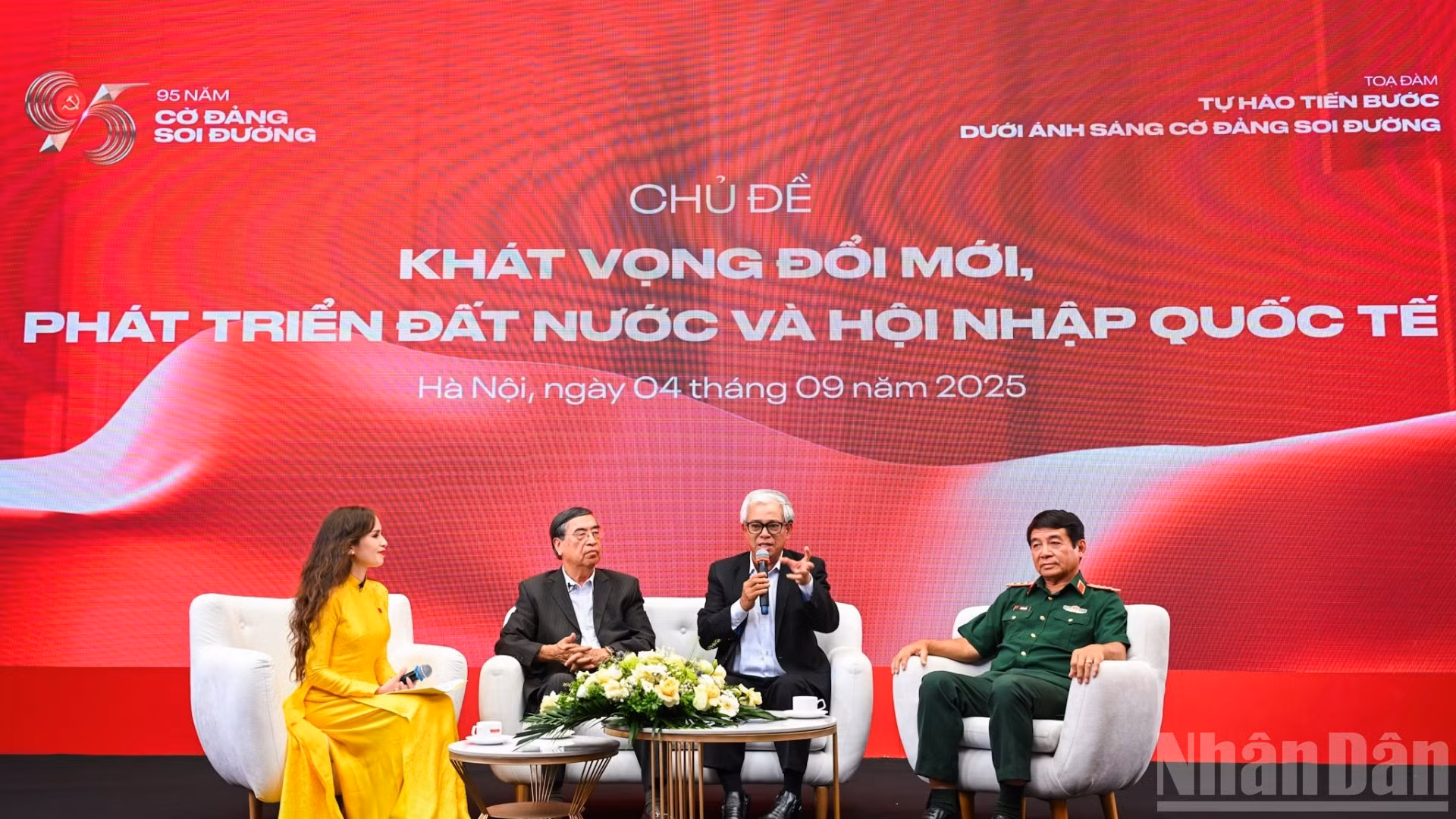 Tại tọa đàm, các khách mời đã điểm lại những dấu mốc quan trọng trong tiến trình hội nhập của ngoại giao Việt Nam từ sau công cuộc đổi mới năm 1986, và trong công cuộc xây dựng và bảo vệ đất nước hiện nay.