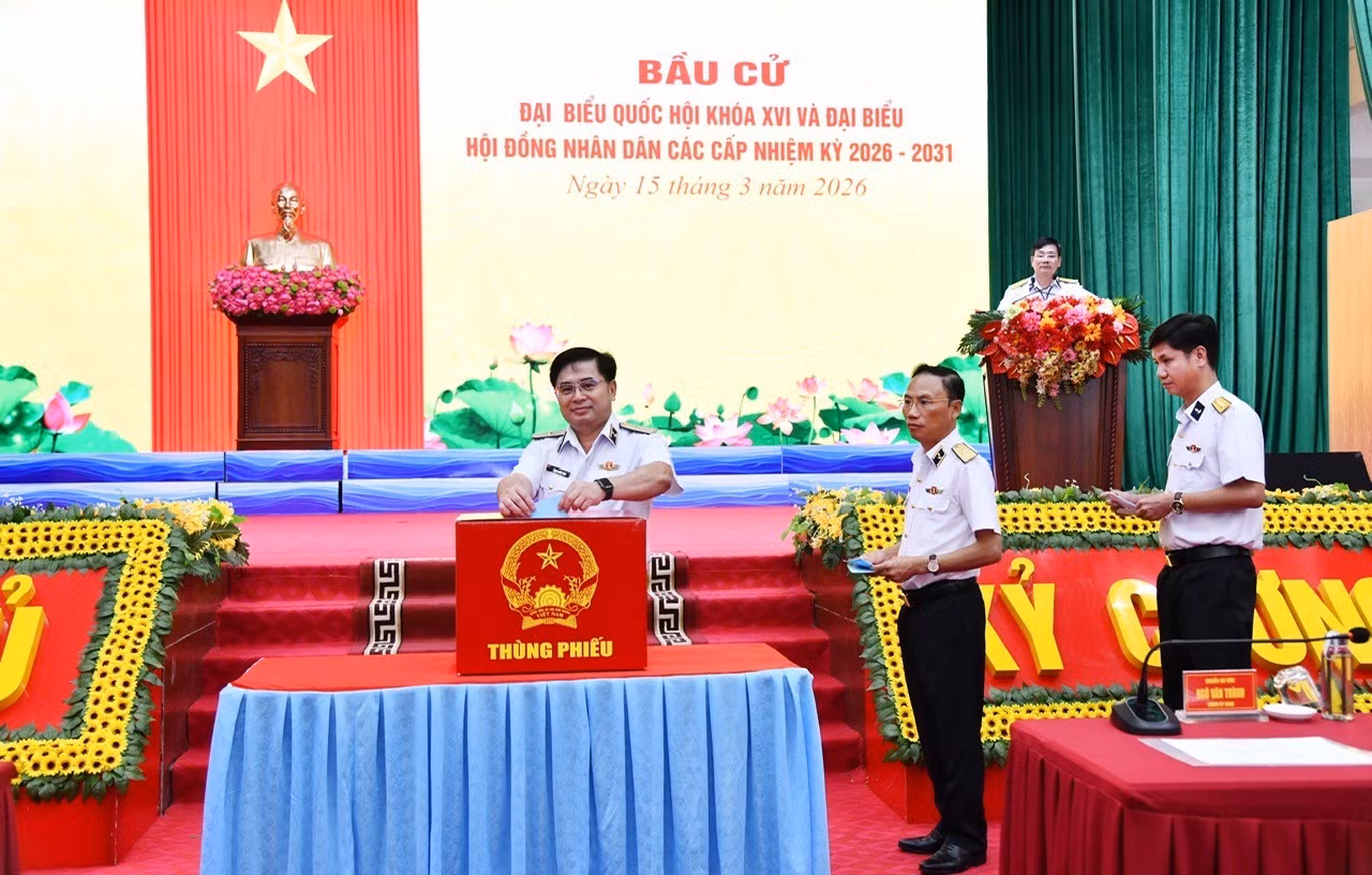 Những lá phiếu được trân trọng bỏ vào thùng phiếu, thể hiện trách nhiệm và niềm tin của cán bộ, chiến sĩ Vùng 5 Hải quân đối với sự phát triển của đất nước.