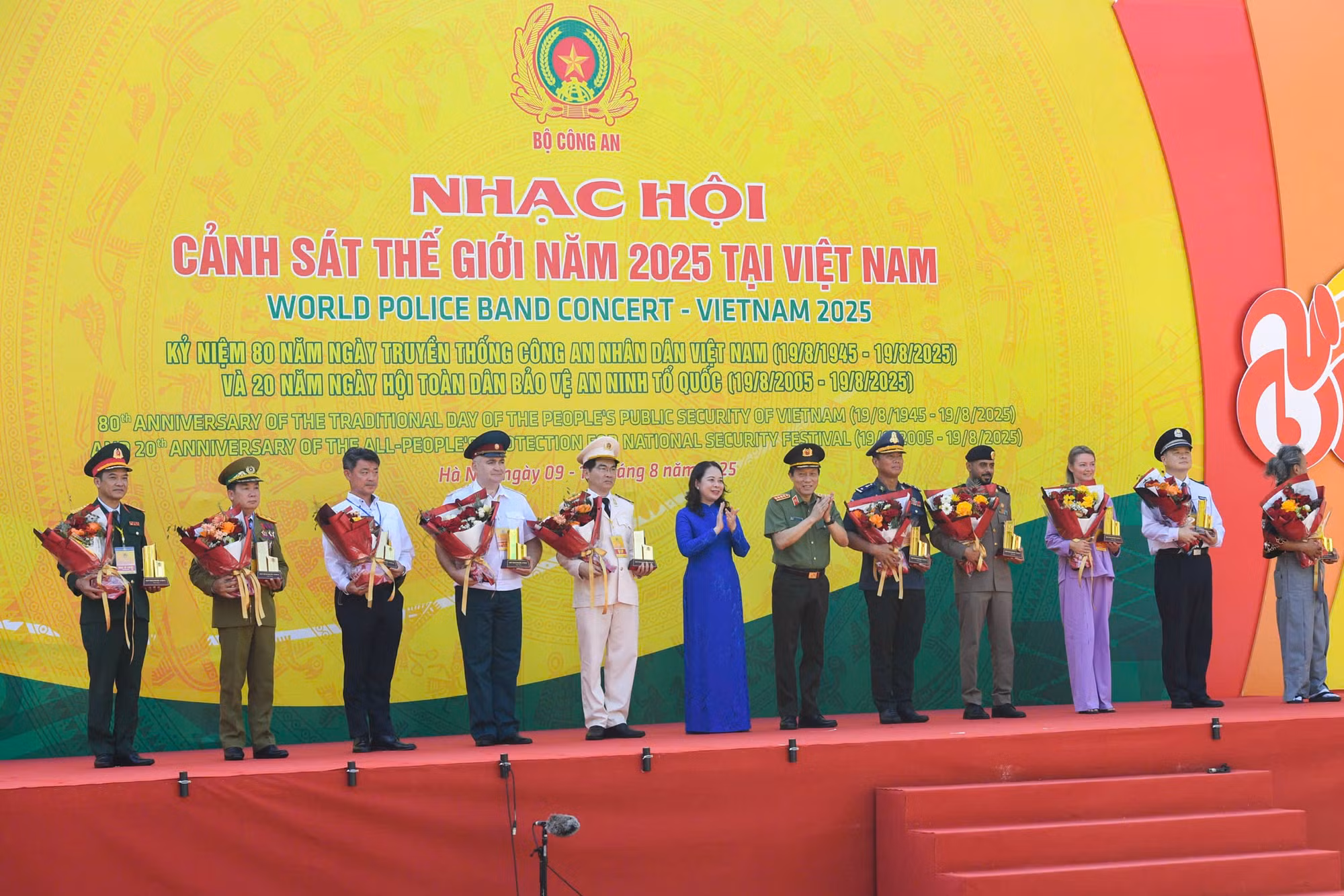 nhan-hoi-cong-an-the-gioi-3-6701.jpg