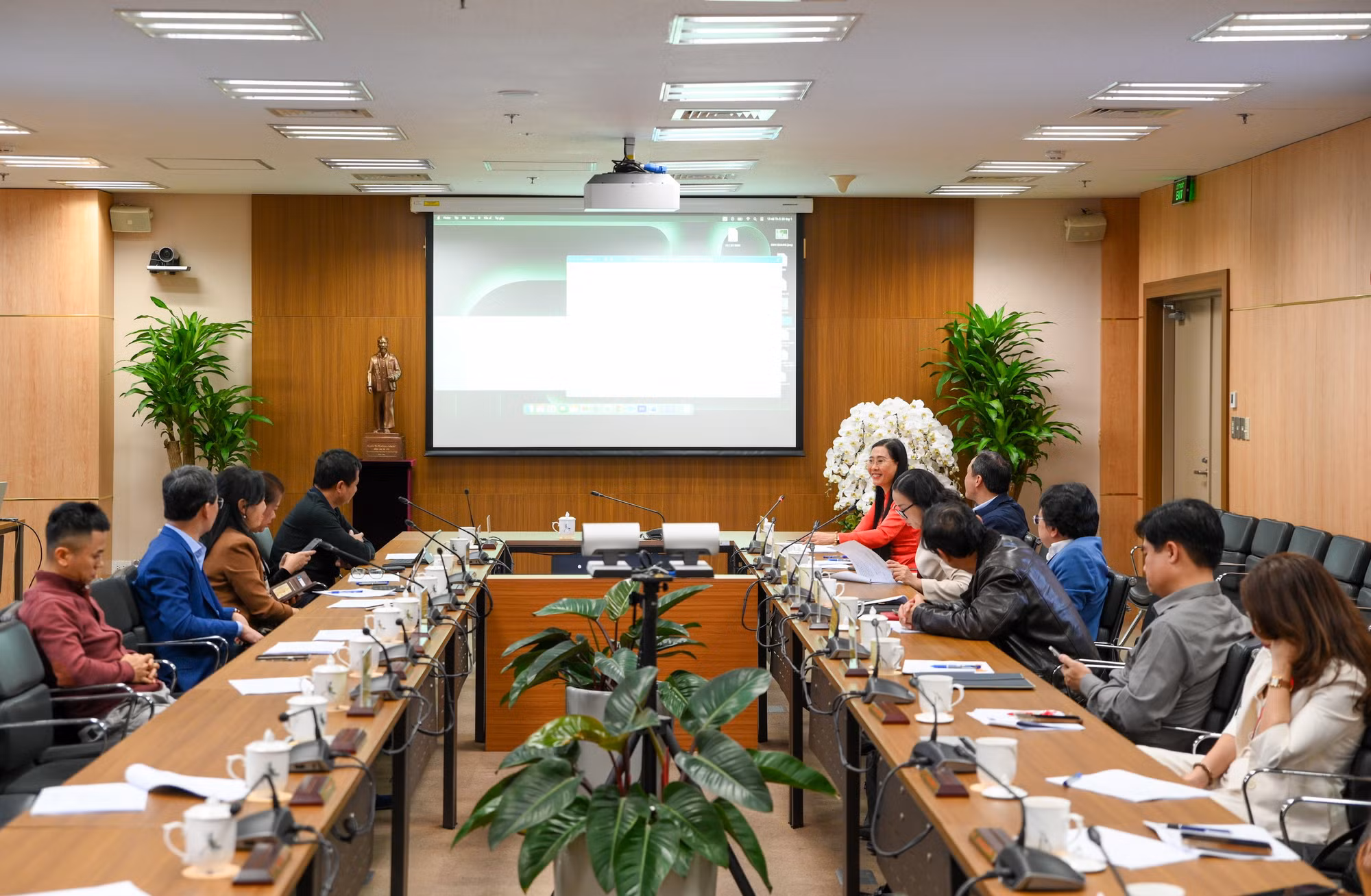 hop-ban-to-chuc-bua-liem-vang-7.jpg