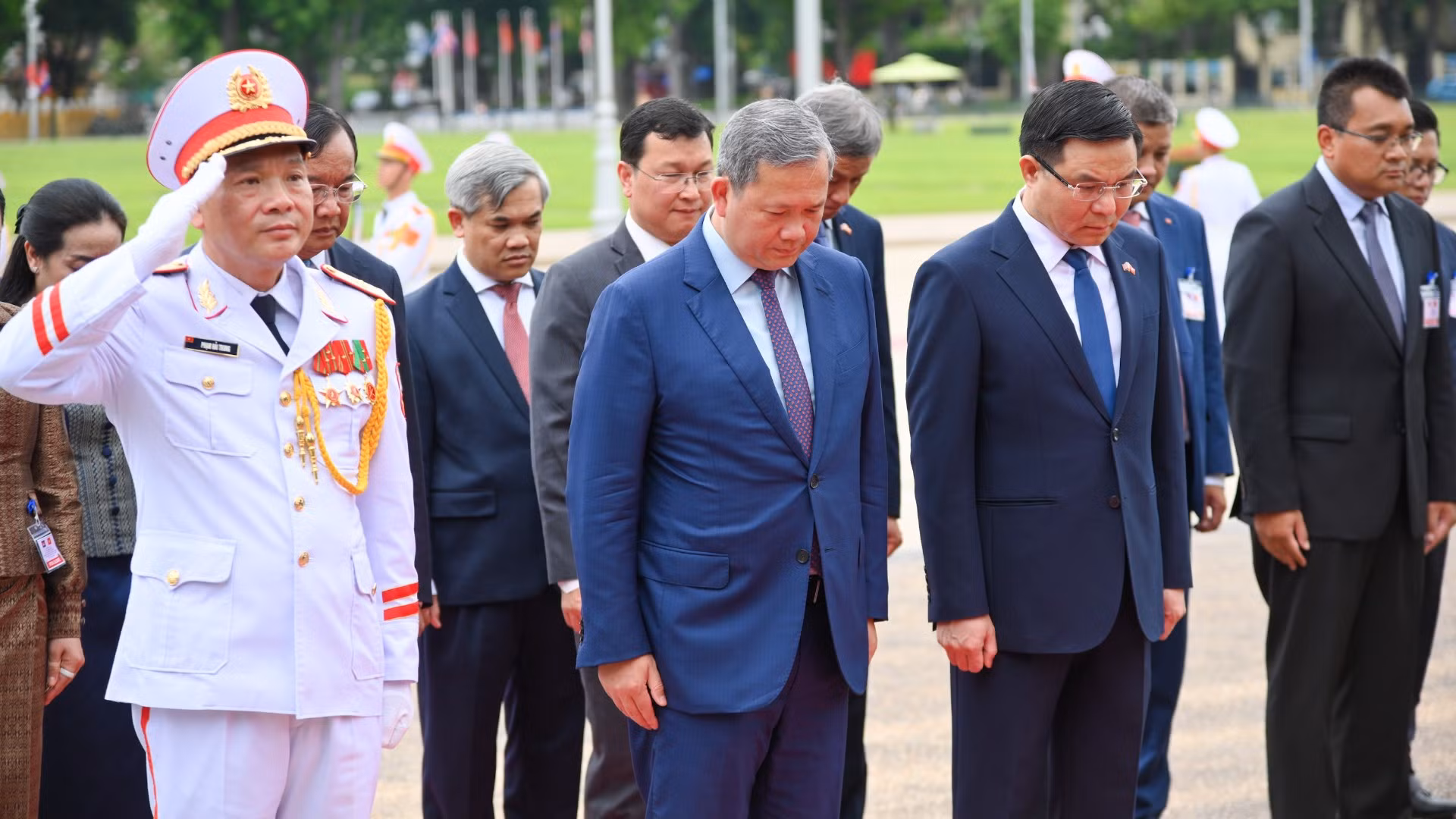 Thủ tướng Campuchia Samdech Moha Borvor Thipadei Hun Manet cùng Đoàn đại biểu cấp cao tưởng niệm Chủ tịch Hồ Chí Minh.
