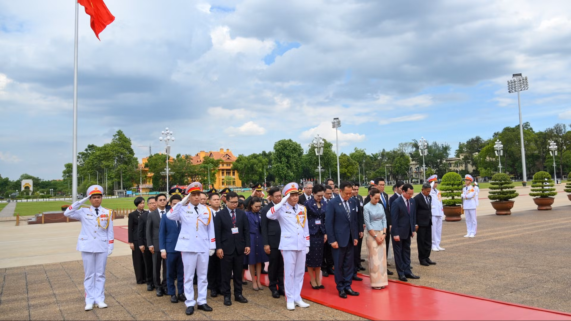 Thủ tướng Thái Lan Anutin Charnvirakul cùng Đoàn đại biểu cấp cao tưởng niệm Chủ tịch Hồ Chí Minh.