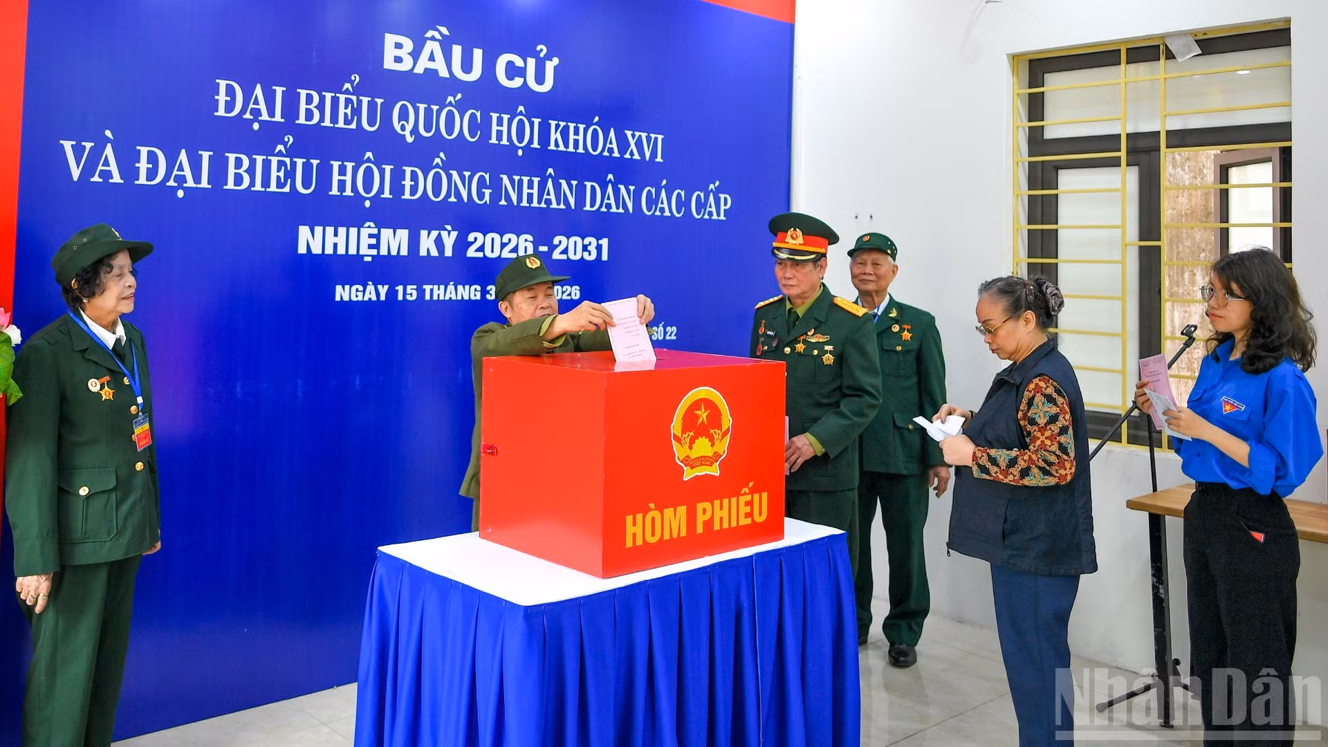 Quy trình hướng dẫn cử tri bỏ phiếu được thực hành nhằm bảo đảm đúng quy định trong ngày bầu cử.
