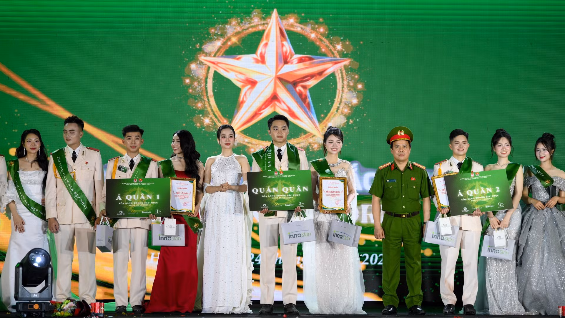 Quán quân "Shine in Uniform - Tỏa sáng trong sắc phục” năm 2026 đã thuộc về thí sinh Nguyễn Hà Minh Đức và Nguyễn Khánh Linh.