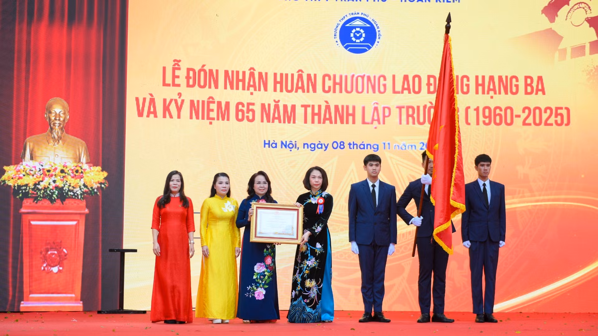 Phó Chủ tịch Ủy ban nhân dân thành phố Hà Nội Vũ Thu Hà trao Huân chương Lao động hạng Ba của Chủ tịch nước cho Trường trung học phổ thông Trần Phú-Hoàn Kiếm.