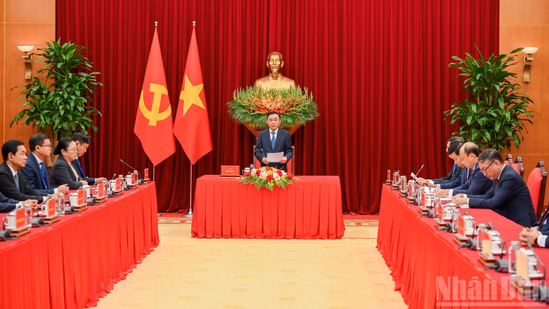 Thường trực Ban Bí thư Trần Cẩm Tú phát biểu tại buổi tiếp Đoàn cán bộ cấp cao Đảng Nhân dân Cách mạng Lào.