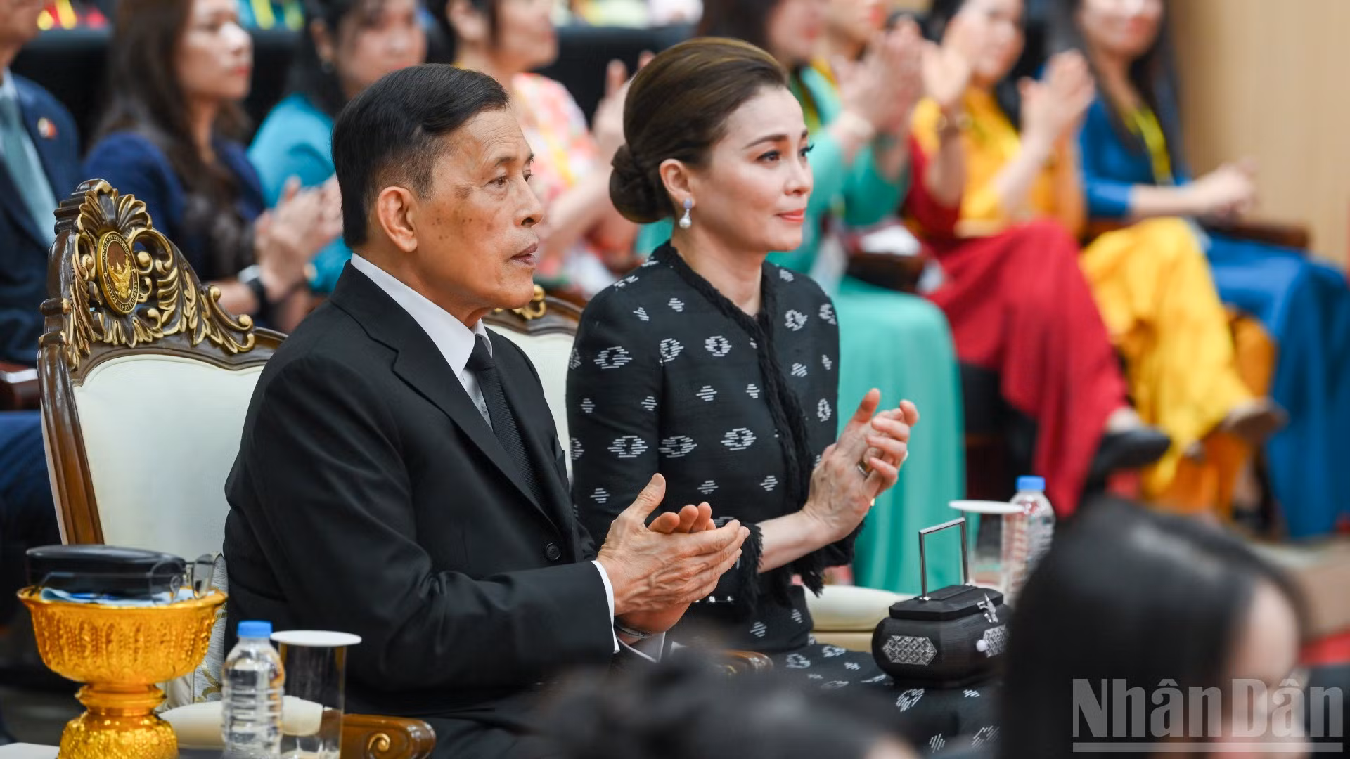 Nhà vua Vương quốc Thái Lan Maha Vajiralongkorn Phra Vajiraklaochaoyuhua và Hoàng hậu Suthida Bajrasudhabimalalakshana tại Trường đại học Hà Nội.