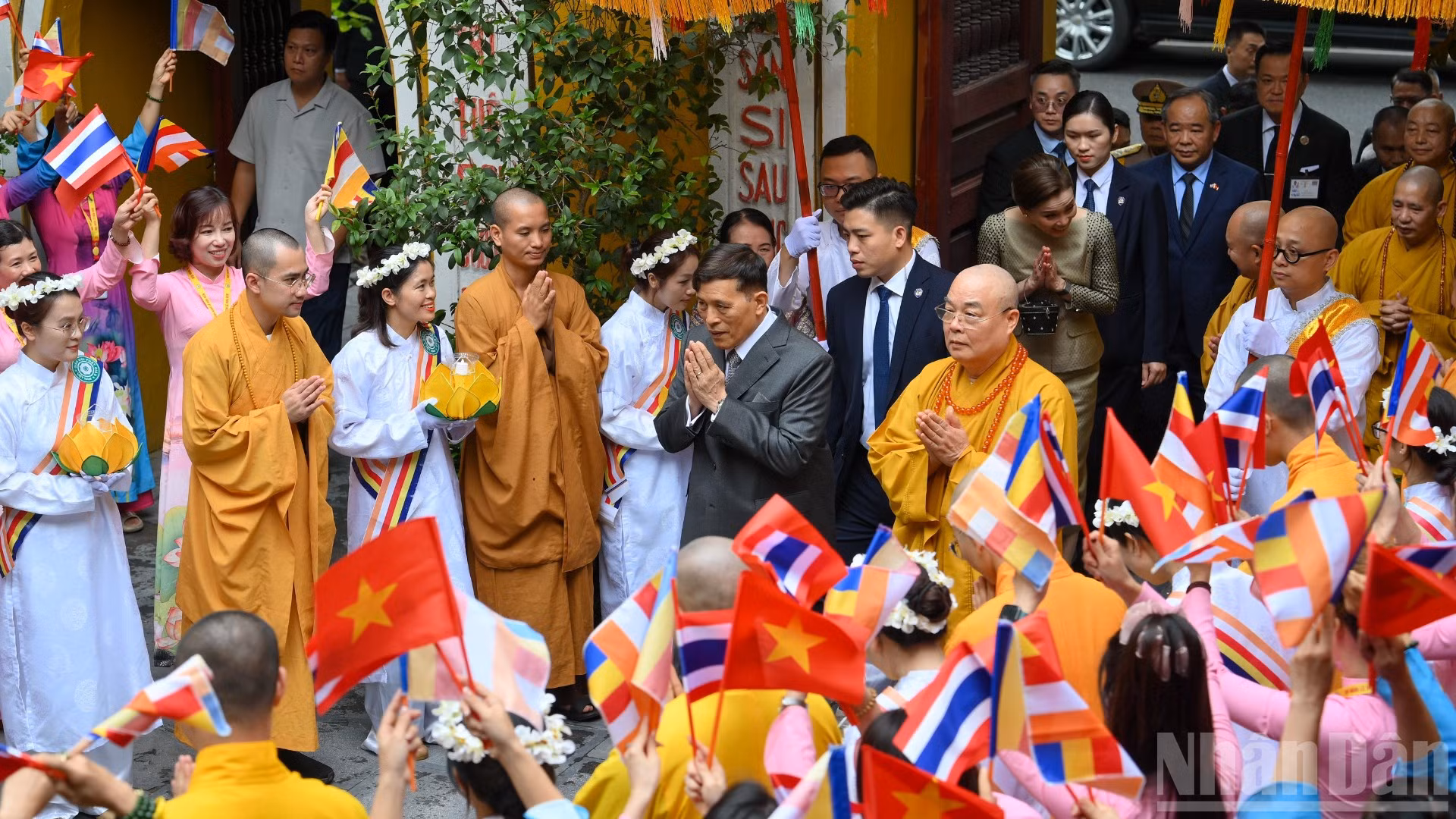 Nhà vua Thái Lan Maha Vajiralongkorn Phra Vajiraklaochaoyuhua cùng Hoàng hậu Suthida Bajrasudhabimalalakshana thăm và dự Lễ cầu an tại chùa Quán Sứ.
