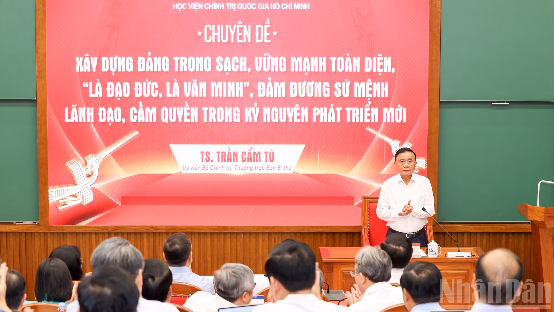 Đồng chí Trần Cẩm Tú, Ủy viên Bộ Chính trị, Thường trực Ban Bí thư truyền đạt Chuyên đề “Xây dựng Đảng trong sạch, vững mạnh toàn diện, 'là đạo đức, là văn minh' đảm đương sứ mệnh lãnh đạo, cầm quyền trong Kỷ nguyên phát triển mới” với các học viên Lớp bồi dưỡng, cập nhật kiến thức đối với Ủy viên Ban Chấp hành Trung ương Đảng khóa XIV (Lớp thứ nhất).