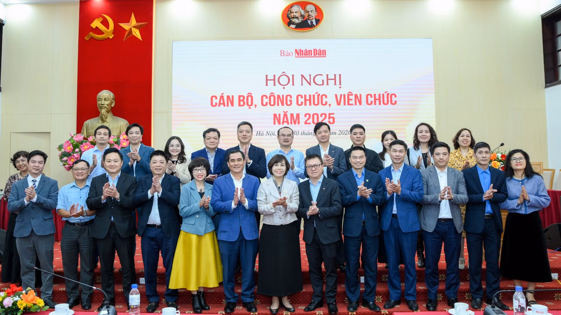 Các đại biểu cùng cán bộ, công chức, viên chức Báo Nhân Dân tại hội nghị.