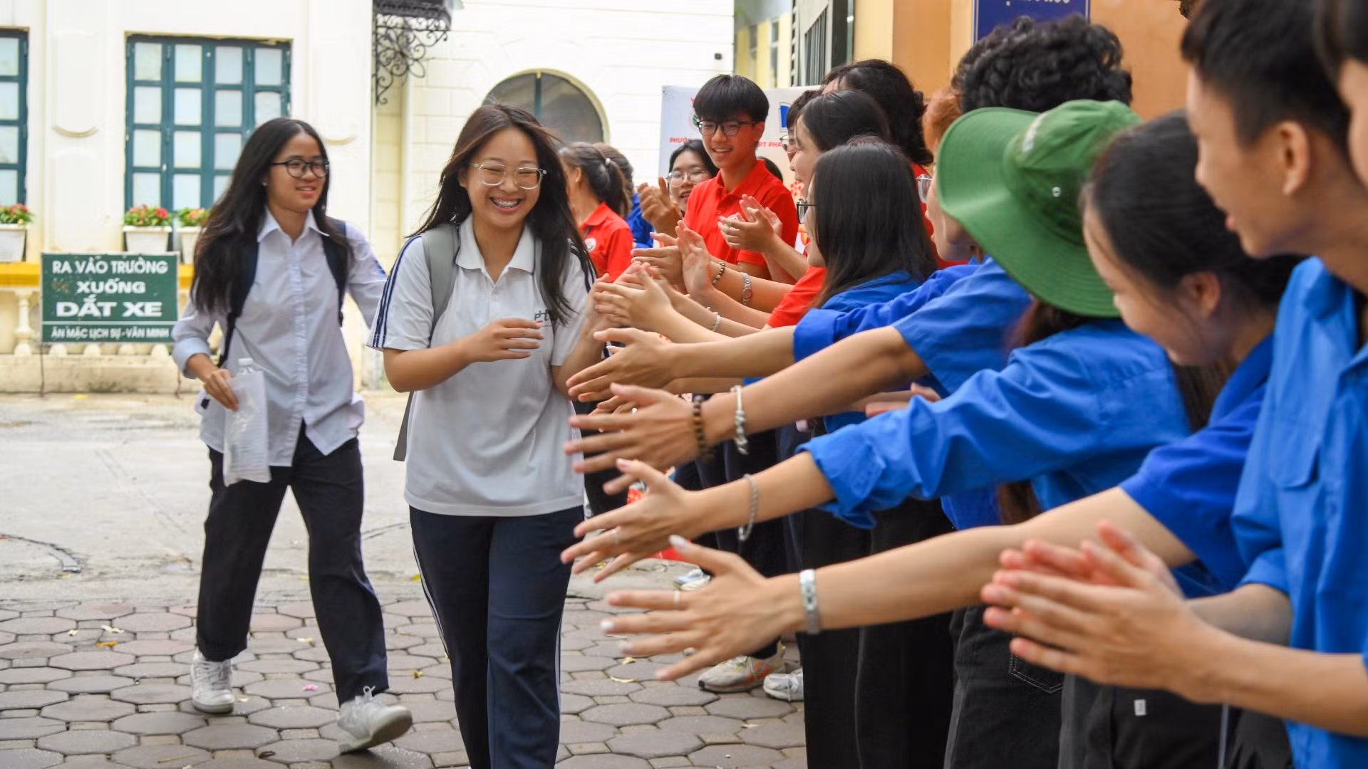 Nụ cười rạng rỡ trên môi các sĩ tử sau khi hoàn thành 2 ngày thi.