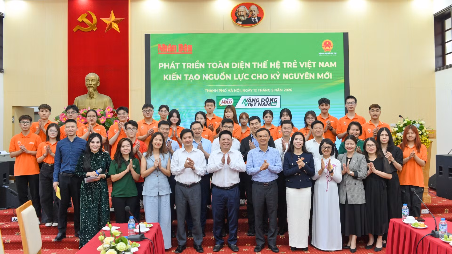 Các đại biểu cùng các bạn sinh viên dự hội thảo.